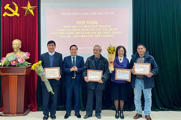 Trao Giải thưởng cho 17 tác phẩm VHNT về chiến thắng “Hà Nội- Điện Biên Phủ trên không” - Anh 1