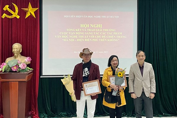 Trao Giải thưởng cho 17 tác phẩm VHNT về chiến thắng “Hà Nội- Điện Biên Phủ trên không” - Anh 3