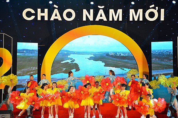 TP Quảng Ngãi: Chương trình nghệ thuật đặc sắc “Chào năm mới 2023” - Anh 3