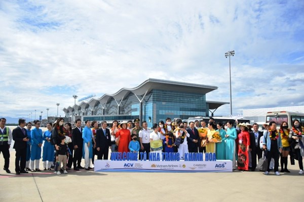 Khánh Hòa đón 300 du khách quốc tế “xông đất” ngày đầu năm - Anh 3