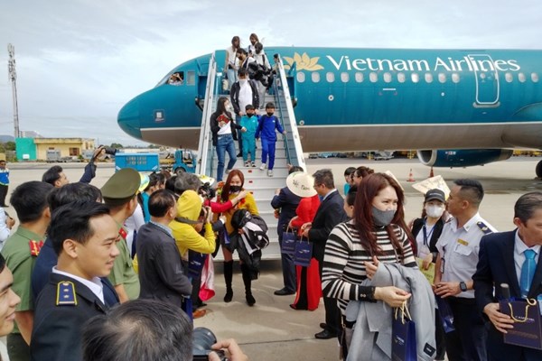 Khánh Hòa đón 300 du khách quốc tế “xông đất” ngày đầu năm - Anh 1
