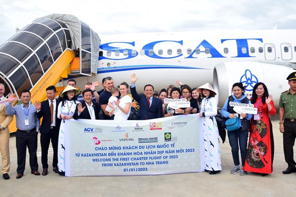 Khánh Hòa đón 300 du khách quốc tế “xông đất” ngày đầu năm - Anh 2
