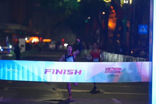 Nguyễn Thị Oanh vô địch Giải marathon quốc tế Việt Nam 2023 - Anh 1
