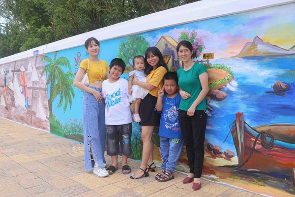 Ninh Thuận: Con đường bích họa ven biển thu hút khách du lịch đầu năm mới - Anh 1