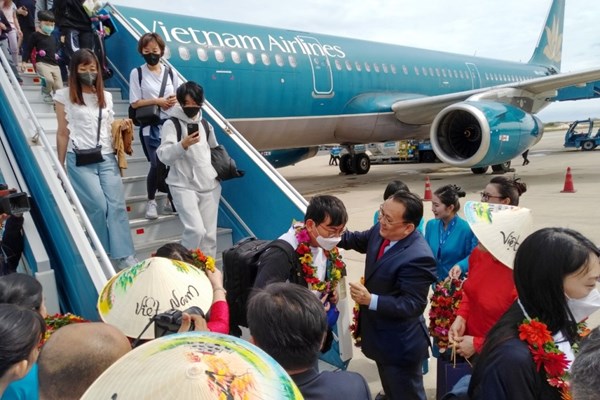 Khánh Hòa đón hơn 350.000 lượt khách tham quan dịp Tết Dương lịch - Anh 1