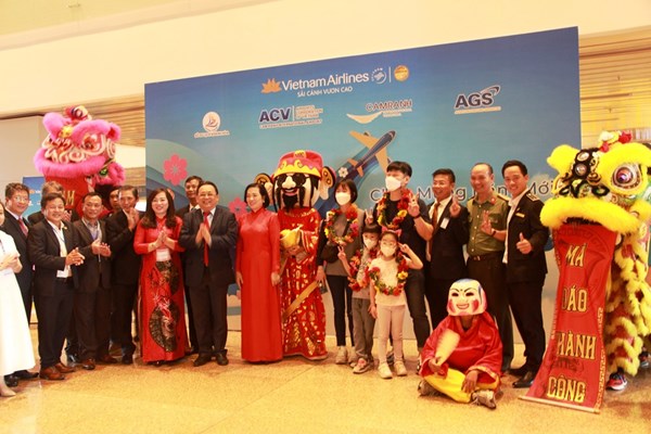 Khánh Hòa đón hơn 350.000 lượt khách tham quan dịp Tết Dương lịch - Anh 2