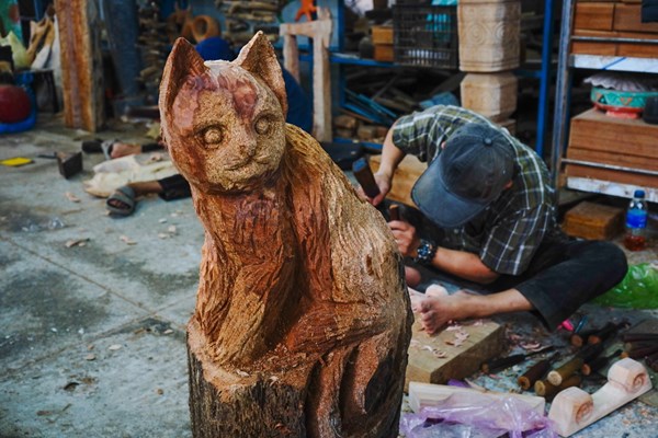 Độc đáo tượng linh vật mèo từ củi lũ ở Hội An - Anh 9