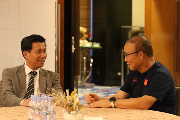 Đại sứ Việt Nam tại Indonesia thăm đội tuyển Việt Nam trước trận bán kết lượt đi AFF Cup - Anh 2