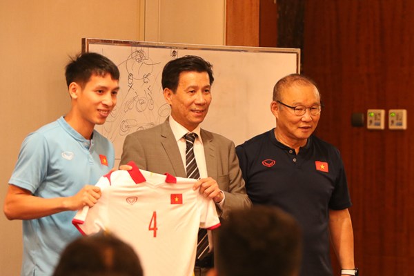 Đại sứ Việt Nam tại Indonesia thăm đội tuyển Việt Nam trước trận bán kết lượt đi AFF Cup - Anh 3