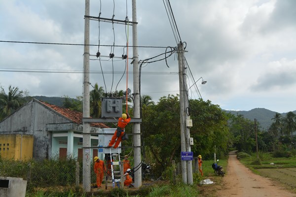 Hồi âm bài “Bình Định: Xã đạt chuẩn nông thôn mới, dân vẫn phải dùng trụ điện tạm bợ”: Đã có hệ thống điện an toàn trước Tết Nguyên đán - Anh 2