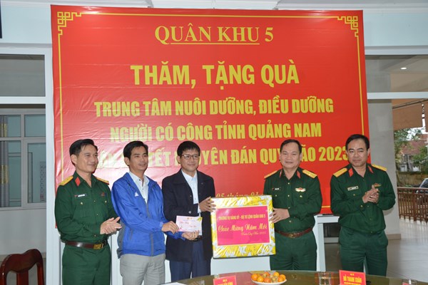 Thăm, tặng quà các thương, bệnh binh ở Quảng Nam - Anh 2