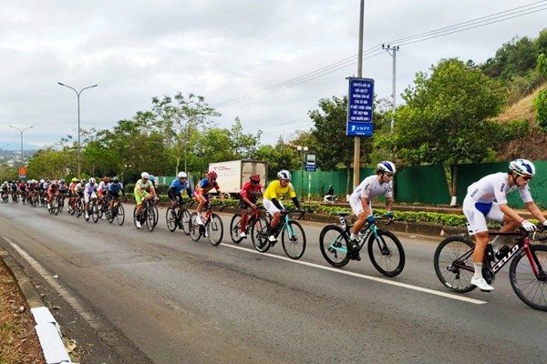Đội đua Hàn Quốc thể hiện sức mạnh tại Giải xe đạp quốc tế truyền hình Bình Dương 2023 - Anh 1