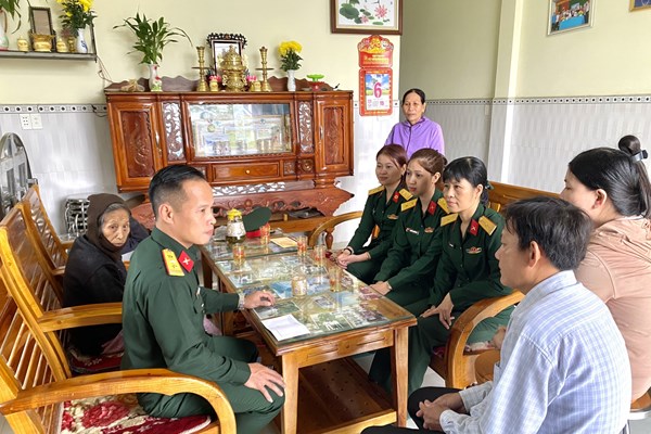 Quảng Nam: Thăm, tặng quà gia đình quân nhân công tác tại quần đảo Trường Sa - Anh 1