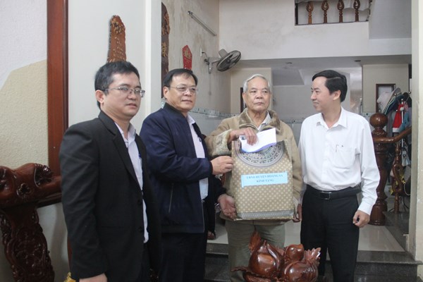 UBND huyện Hoàng Sa thăm, tặng quà nhân chứng Hoàng Sa - Anh 1