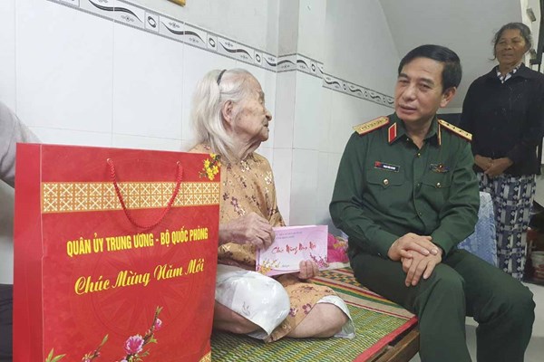 Đại tướng Phan Văn Giang thăm, tặng quà Tết cho các gia đình chính sách tại Bình Định - Anh 1