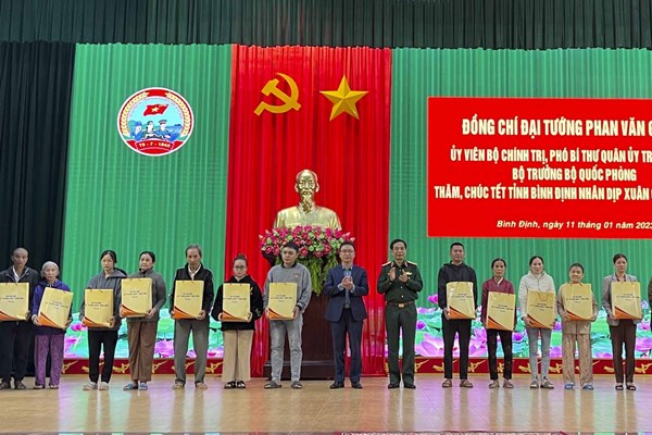 Đại tướng Phan Văn Giang thăm, tặng quà Tết cho các gia đình chính sách tại Bình Định - Anh 2