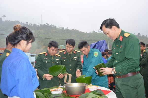 “Xuân đoàn kết- Tết thắm tình quân dân” tại xã vùng cao Trà Leng - Anh 3