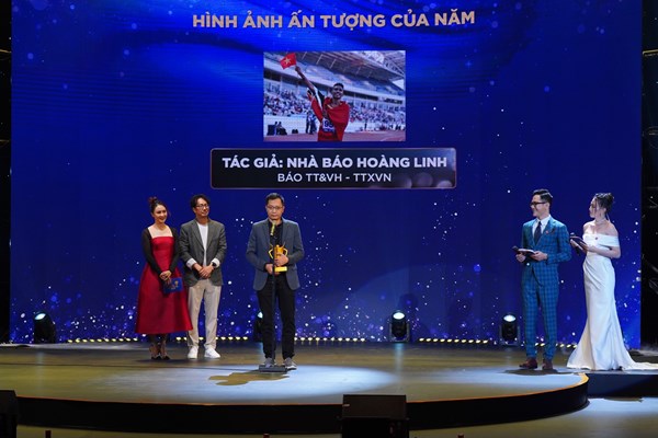 Nguyễn Huy Hoàng đoạt cú đúp giải thưởng tại Gala Cúp chiến thắng - Anh 2