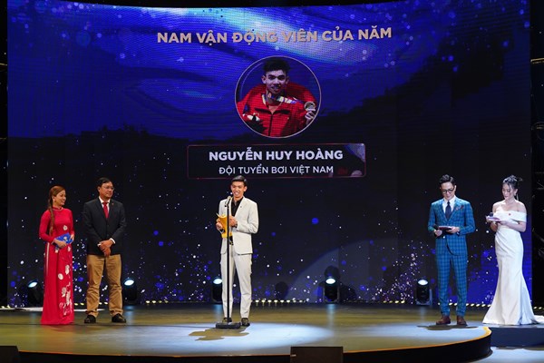 Nguyễn Huy Hoàng đoạt cú đúp giải thưởng tại Gala Cúp chiến thắng - Anh 1
