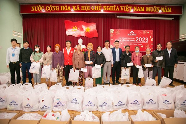 Thép Hòa Phát Dung Quất tặng trên 600 suất quà Tết hộ nghèo tại Quảng Ngãi - Anh 1