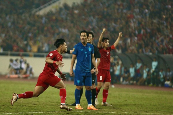 Hoà 2-2 trước Thái Lan, tuyển Việt Nam vẫn còn cơ hội ở trận chung kết lượt về AFF Cup - Anh 10