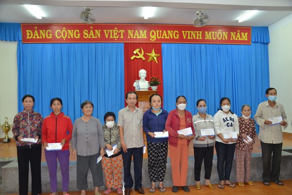 Báo Văn Hóa trao quà Tết cho hộ nghèo ở Quảng Ngãi - Anh 2