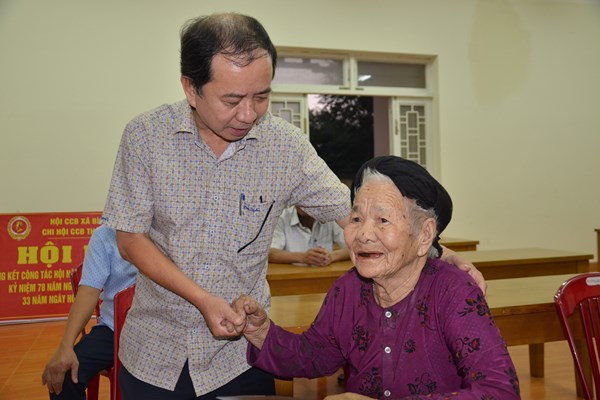 Báo Văn Hóa trao quà Tết cho hộ nghèo ở Quảng Ngãi - Anh 3