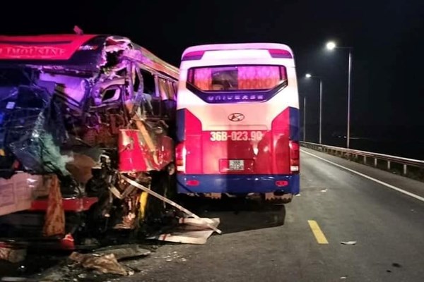 Hai xe khách va chạm trên cao tốc Đà Nẵng – Quảng Ngãi, 27 người thương vong - Anh 1