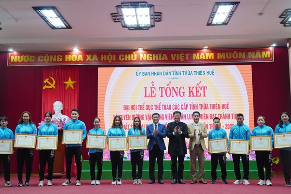 Thừa Thiên Huế: Khen thưởng các HLV, VĐV có thành tích xuất sắc tại Đại hội Thể thao toàn quốc lần thứ IX - Anh 3