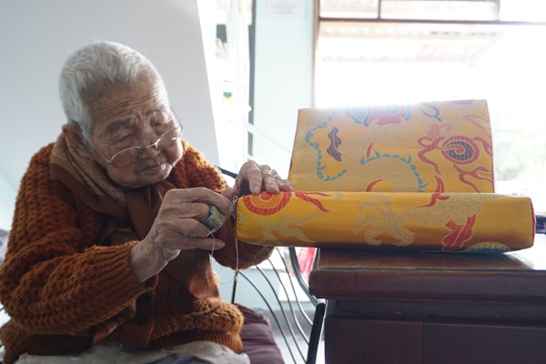101 tuổi, mệ vẫn miệt mài may gối cung đình - Anh 1