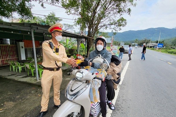 Người dân về quê ăn Tết được Cảnh sát giao thông tặng bánh mì, nước uống - Anh 1