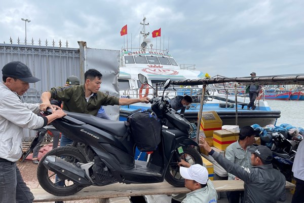 Chuyến tàu cuối năm đưa người dân về đảo Lý Sơn đón Tết - Anh 3