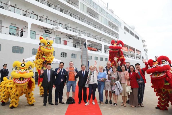 Quảng Ninh đón 500 du khách quốc tế “xông đất” ngày đầu năm mới - Anh 2