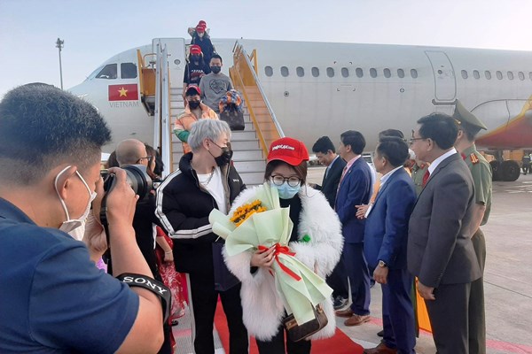 Khánh Hòa đón đoàn du khách Trung Quốc đầu tiên dịp Tết Quý Mão - Anh 2