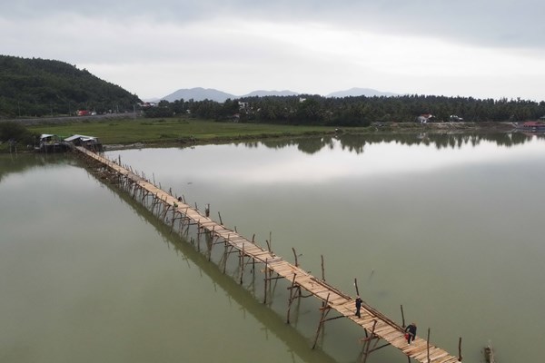 Thay “áo mới” cho cây cầu gỗ dài nhất Việt Nam - Anh 1