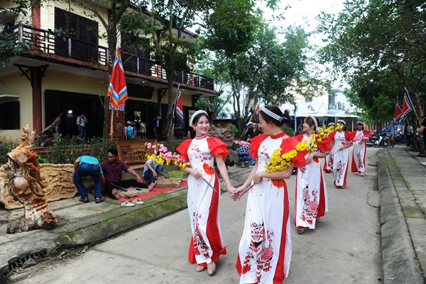 Hàng ngàn du khách tham dự Lễ giỗ Tổ nghề mộc Kim Bồng - Anh 4
