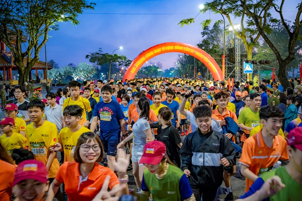 Hơn 5.000 người tham gia chạy vì cộng đồng ở Huế - Anh 2