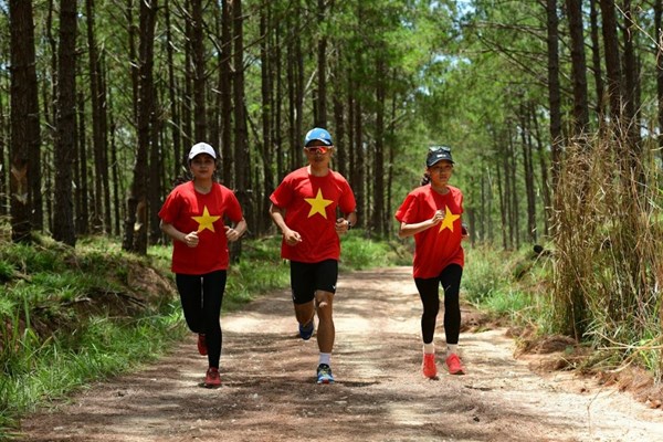 Tái hiện cung đường hành quân lịch sử qua Giải Marathon tổ chức ở Kon Tum - Anh 1