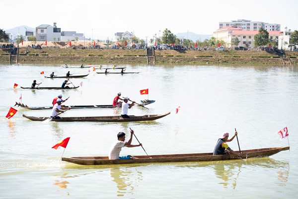 Kon Tum: Sôi nổi Giải đua thuyền độc mộc trên dòng sông Đăk Bla - Anh 2