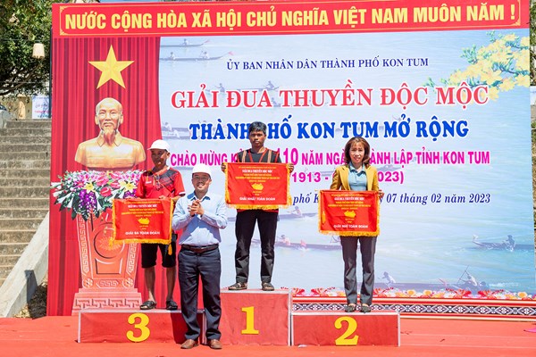 Kon Tum: Sôi nổi Giải đua thuyền độc mộc trên dòng sông Đăk Bla - Anh 3