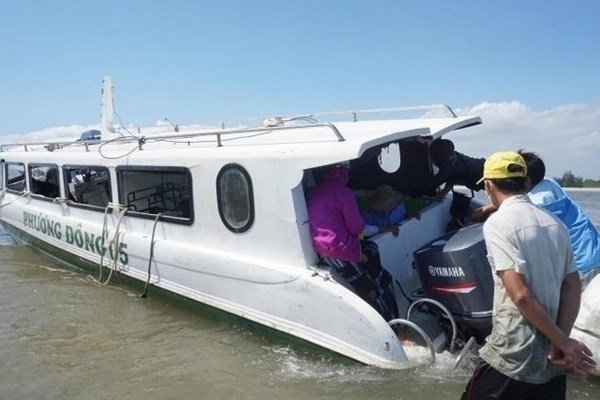 Khởi tố thuyền trưởng vụ chìm ca nô làm 17 người chết ở Quảng Nam - Anh 2