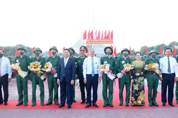 Hơn 3.300 thanh niên Ninh Thuận, Khánh Hòa lên đường nhập ngũ - Anh 1
