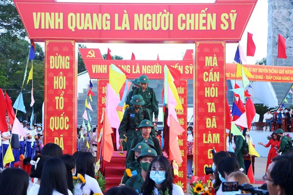 Hơn 3.300 thanh niên Ninh Thuận, Khánh Hòa lên đường nhập ngũ - Anh 3