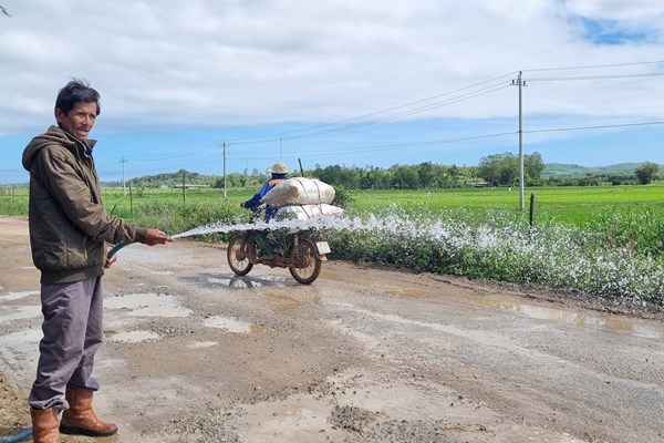 Đường mới cấp phối xong đã hỏng, tiềm ẩn nhiều nguy cơ tai nạn - Anh 1