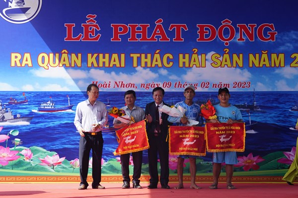 Rộn ràng lễ hội ra khơi đầu năm tại cửa biển Tam Quan - Anh 1