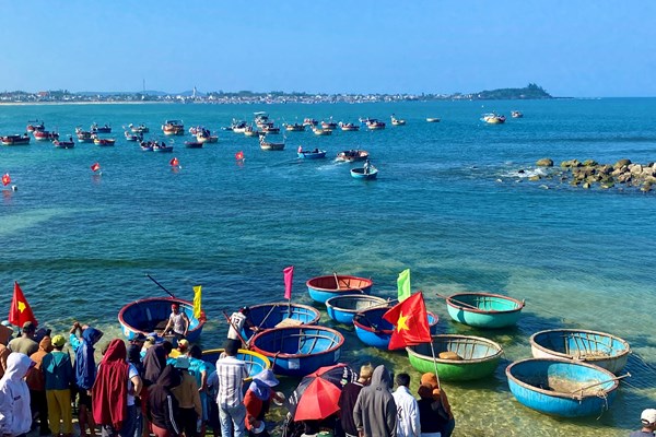 Sôi nổi Lễ hội đua thúng của ngư dân Quảng Ngãi - Anh 3