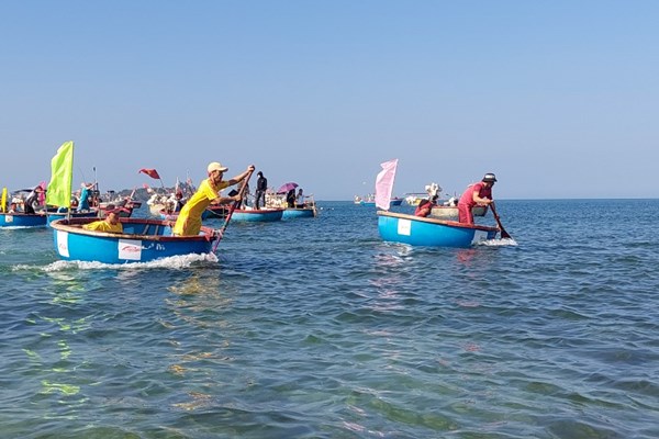 Sôi nổi Lễ hội đua thúng của ngư dân Quảng Ngãi - Anh 2