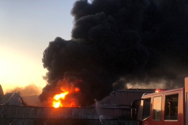 Cháy lớn tại công ty sản xuất xốp, nhựa - Anh 1