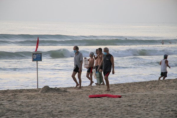 Đà Nẵng: Kịp thời cứu một khách nước ngoài đuối nước tại bãi biển du lịch - Anh 2