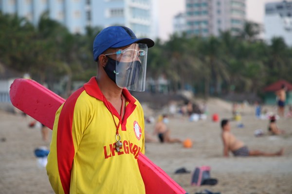 Đà Nẵng: Kịp thời cứu một khách nước ngoài đuối nước tại bãi biển du lịch - Anh 3